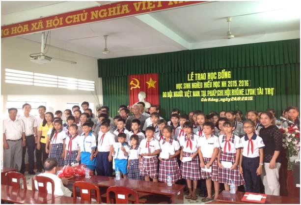 Phát học bổng ở Cái Răng   