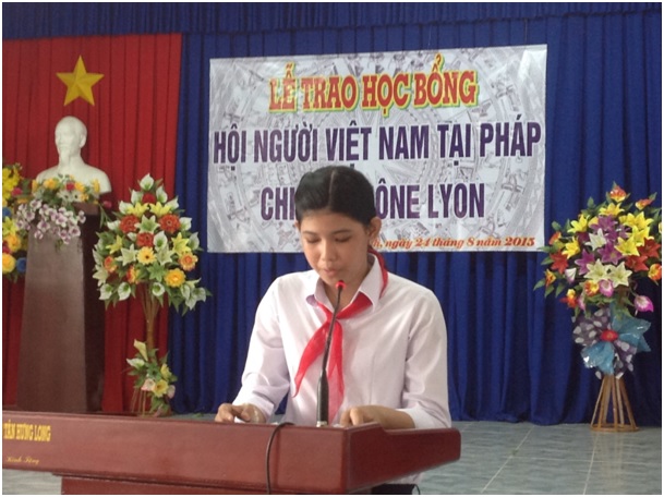 L'élève Nguyễn Bùi thị Quế Trân prononce les remerciements au nom de tous les boursiers.