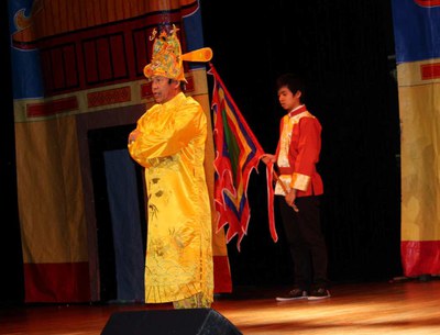 img34 Nguyễn Bá Nghị trong vai vua trên sân khấu Tết cộng đồng tại Trung tâm Văn hóa và Đời sống-thành phố Villeurbanne