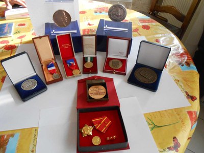 Tất cả kỷ vật của một đời cống hiến của Bác, với rất nhiều bằng khen, huy hiệu, được trao tặng bởi cả hai chính phủ Pháp – Việt